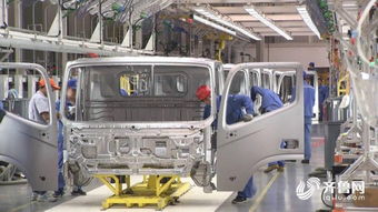 8人操控62台机器人 潍坊小县城的超级卡车工厂与机械手革命